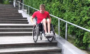 Jak wjechać wózkiem inwalidzkim po schodach bezpiecznie i skutecznie