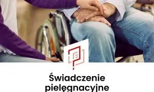 Opiekun osoby niepełnosprawnej trzyma dłoń starszego mężczyzny siedzącego na wózku.