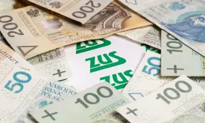 Złotówki i logo ZUS. Czy to zapowiedź renty alkoholowej?