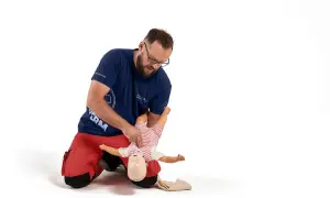 Pierwsza pomoc ile ucisków: kluczowe zasady dla RKO w różnych grupach wiekowych