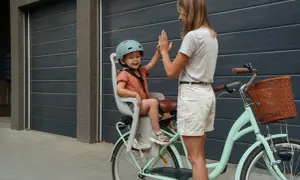 Mama i dziecko dają sobie piątkę przed rowerową wycieczką. To idealny sposób na spędzenie 5 dni urlopu opiekuńczego.