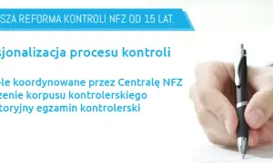 Dłoń w garniturze pisze długopisem na dokumencie. Tekst: "Największa reforma kontroli NFZ od 15 lat. Profesjonalizacja procesu kontroli".