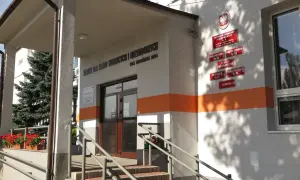 Budynek szkoły dla słabowidzących i niewidomych z napisem "Szkoły dla słabo widzących i niewidomych" i rokiem założenia 1934.
