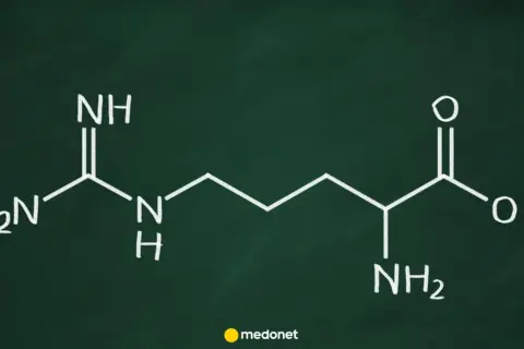 Struktura chemiczna argininy, aminokwasu ważnego dla organizmu.