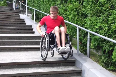 Jak wjechać wózkiem inwalidzkim po schodach bezpiecznie i skutecznie
