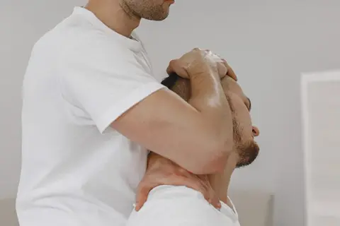 Czym się różni osteopata od fizjoterapeuty? Kluczowe różnice i wybór