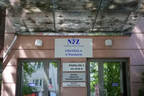 Centrala NFZ w Warszawie. Sprawdź nowe zasady wyjazdu do sanatorium na NFZ. Wejście B, Biuro Obsługi Interesantów.