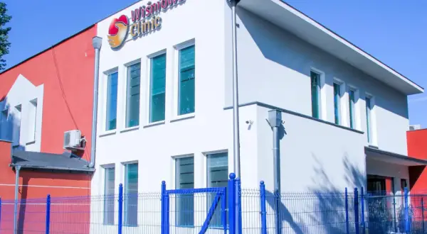 Nowoczesny budynek kliniki Wiśniowa Clinic w Zielonej Górze z niebieskim ogrodzeniem.