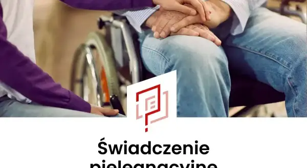 Opiekun osoby niepełnosprawnej trzyma dłoń starszego mężczyzny siedzącego na wózku.