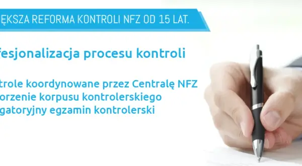 Dłoń w garniturze pisze długopisem na dokumencie. Tekst: "Największa reforma kontroli NFZ od 15 lat. Profesjonalizacja procesu kontroli".
