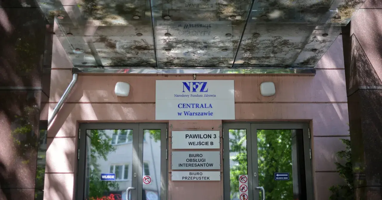 Centrala NFZ w Warszawie. Sprawdź nowe zasady wyjazdu do sanatorium na NFZ. Wejście B, Biuro Obsługi Interesantów.