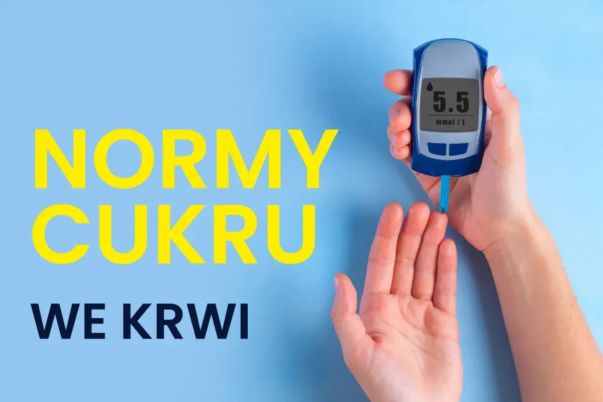 Glukoza norma: 5.5 mmol/L. Dłoń trzyma glukometr, pokazujący wynik pomiaru cukru we krwi.