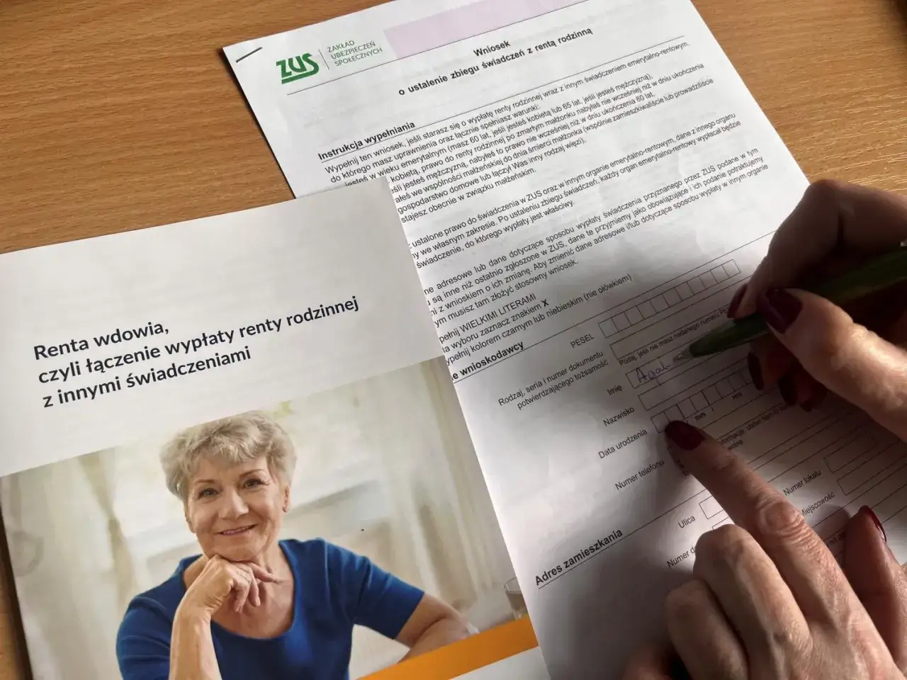 Renta wdowia, czyli łączenie wypłaty renty rodzinnej z innymi świadczeniami. ZUS wyjaśnia, od kiedy można ubiegać się o rentę wdowią.