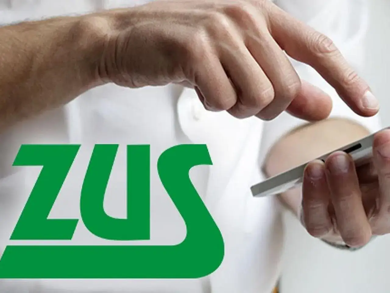 Dłonie korzystają z telefonu z logo ZUS. Czy to wniosek o rentę alkoholową?